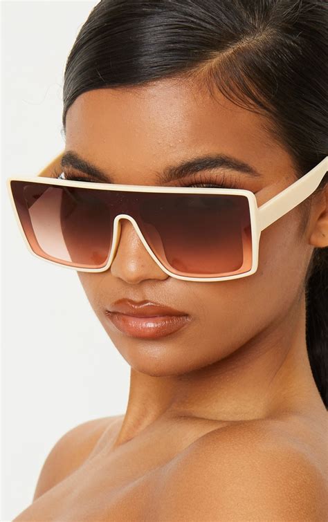 flat oversized sunglasses.